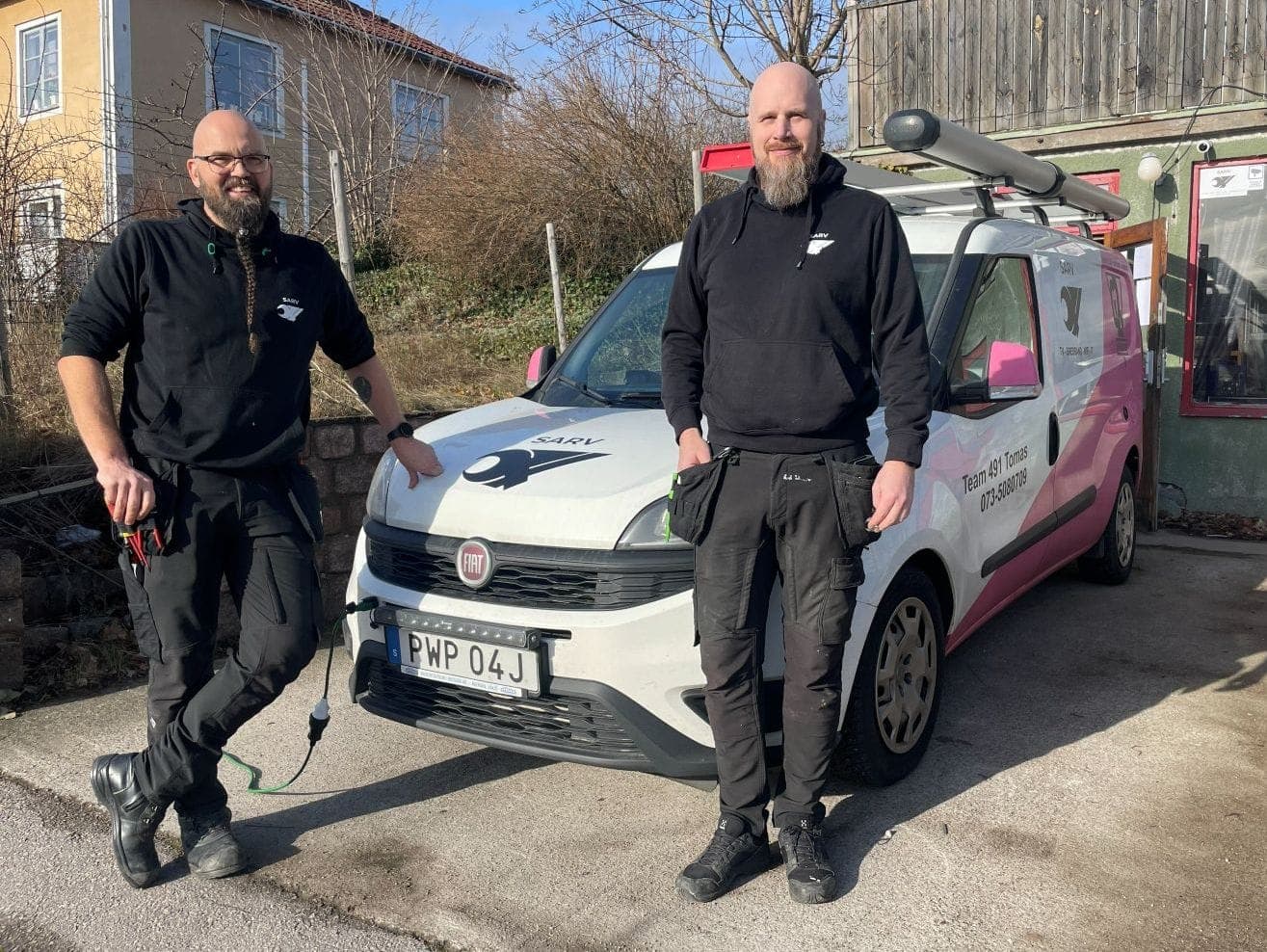 Tomas Ingvarsson och Robert Langevik framför G2V Energis servicebil