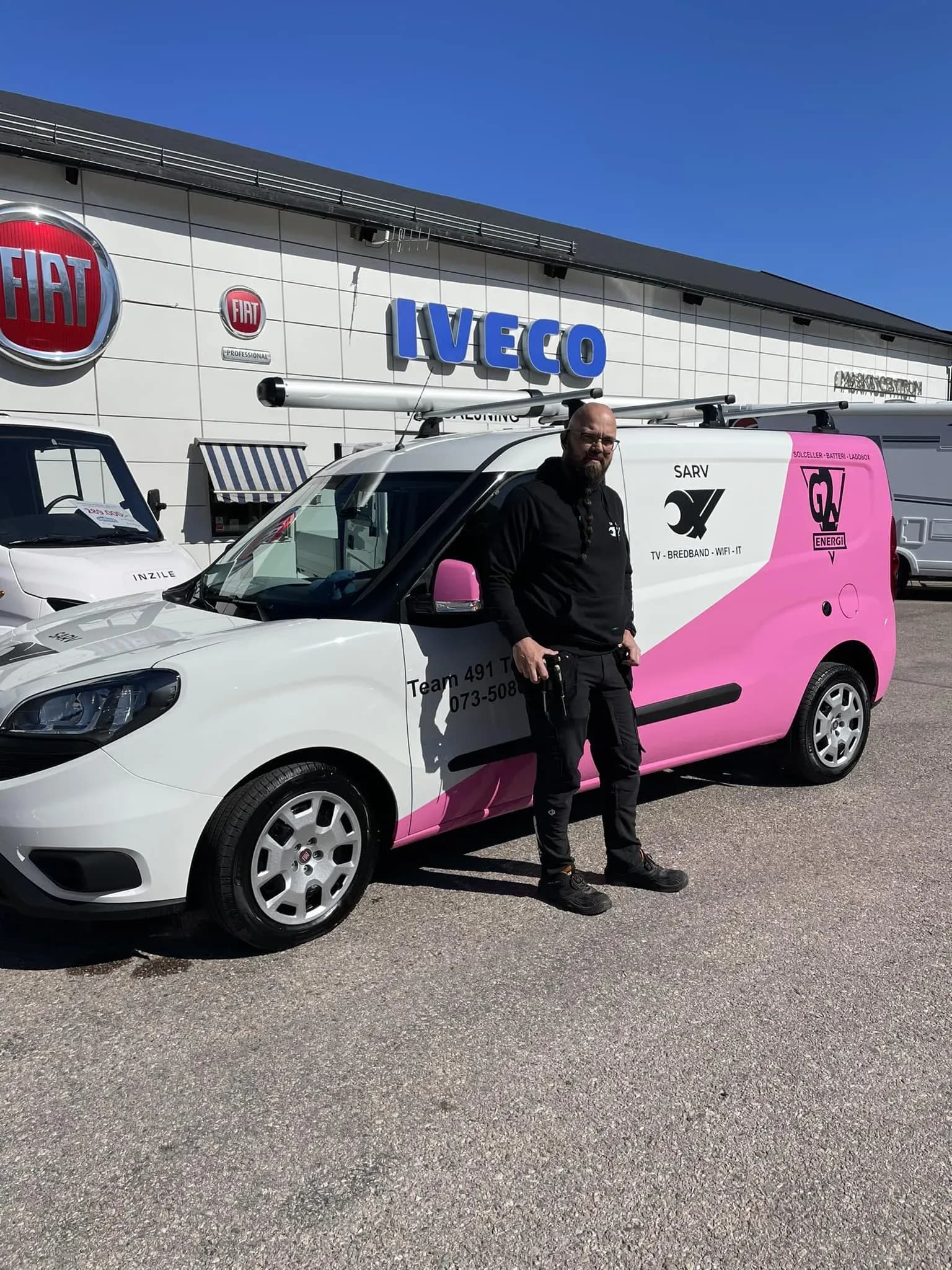 Tomas Ingvarsson framför G2V Energi servicebil