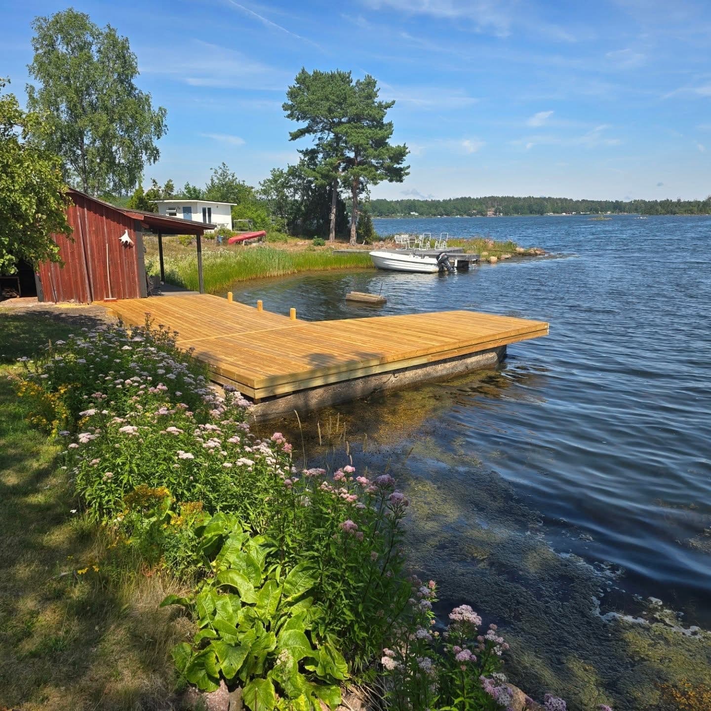 Färdigbyggd brygga med båt i Smålands skärgård