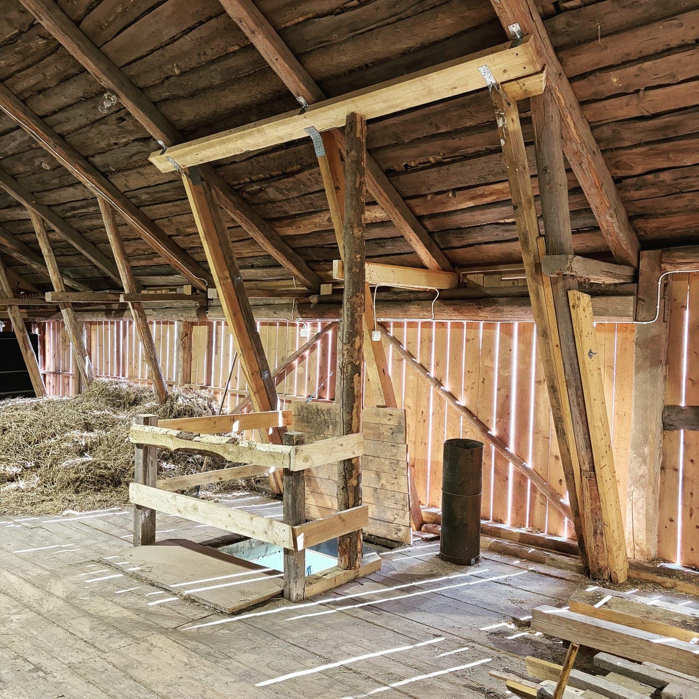 Vindsrenovering — gammal ladugård förstärkt och uppdaterad