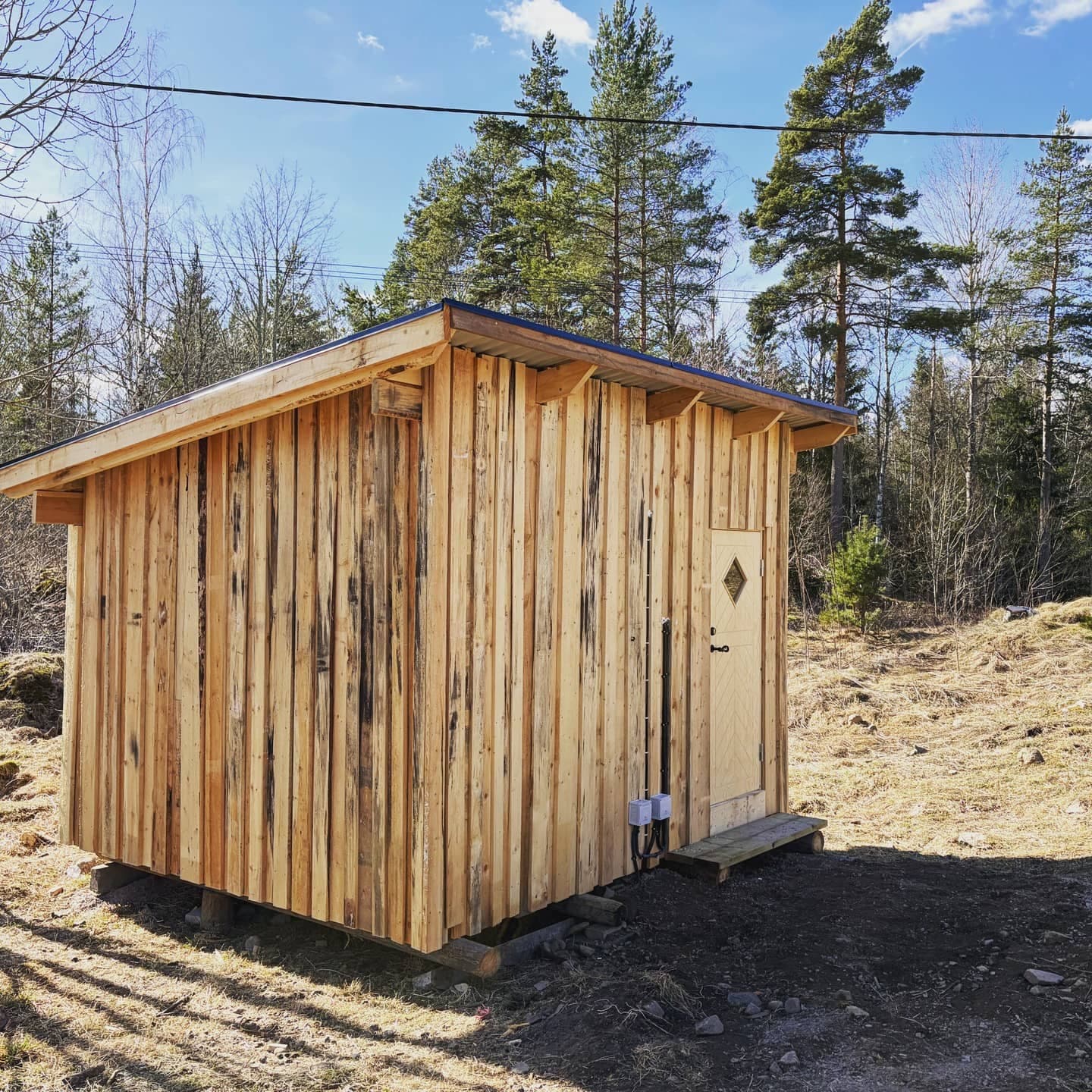 Nybyggt utedass i råsågat virke